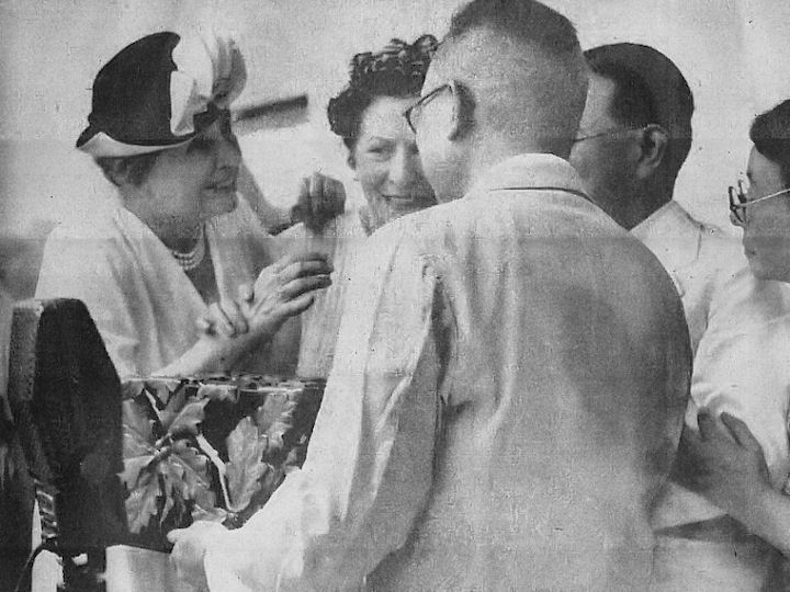 1948 年，海伦·凯勒访问日本，在人群中以手触读交流